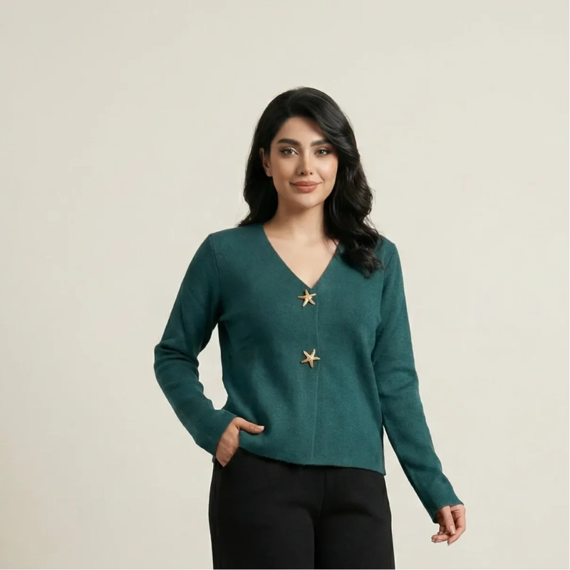 توب نسائي ضيق أنيق &ndash;بياقه على شكل V وأزرار مزخرفة على شكل نجمة، مثالية للإطلالات اليومية الكاجوال والرسمية