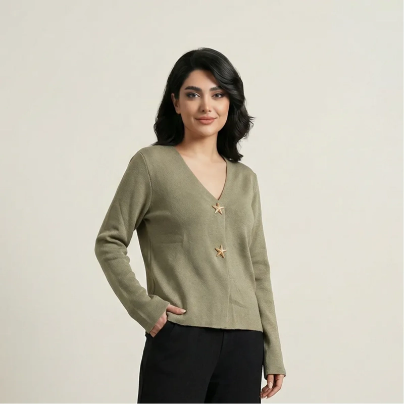 توب نسائي ضيق أنيق &ndash;بياقه على شكل V وأزرار مزخرفة على شكل نجمة، مثالية للإطلالات اليومية الكاجوال والرسمية
