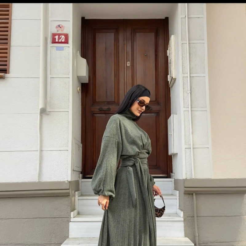 طقم تنورة نسائية من قطعتين بكسرات - بلوزة بأكمام طويلة برباط أمامي وتنورة ماكسي - طقم أنيق متناسق